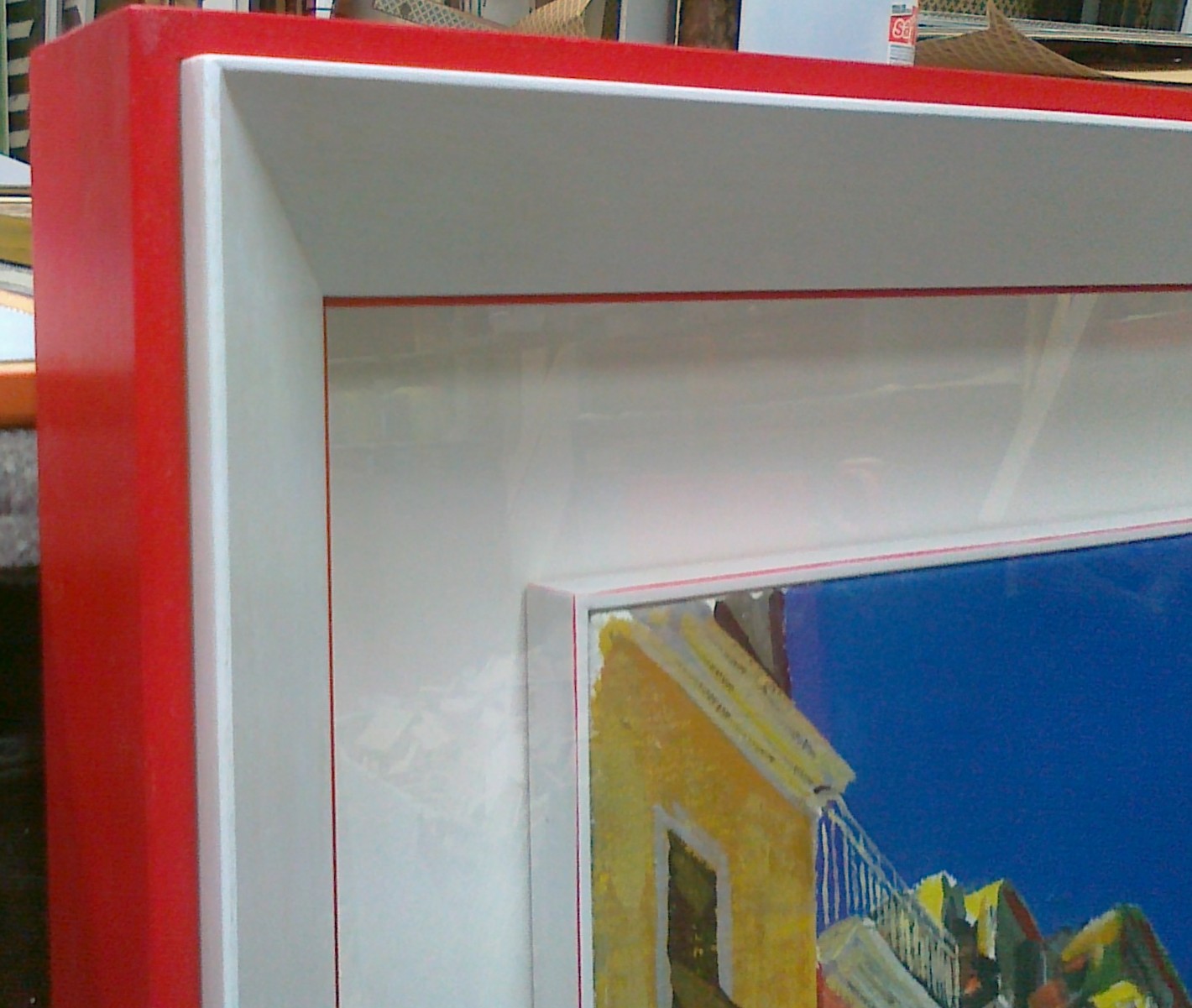 cornice in legno rossa